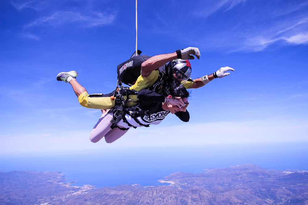 Aktywny wypoczynek - skoki ze spadochronem, paralotnia, park linowy