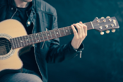 Na jakie kwestie powinna zwrócić uwagę osoba, która chce nauczyć się grać na gitarze?